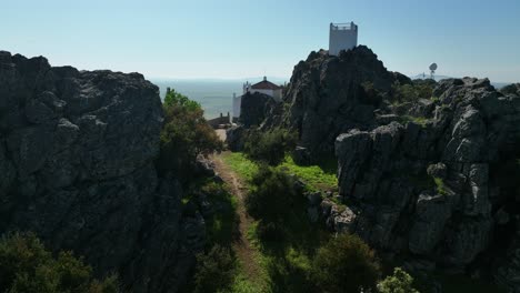 Impresionante-Vista-De-Una-Iglesia-En-La-Cima-De-Una-Colina