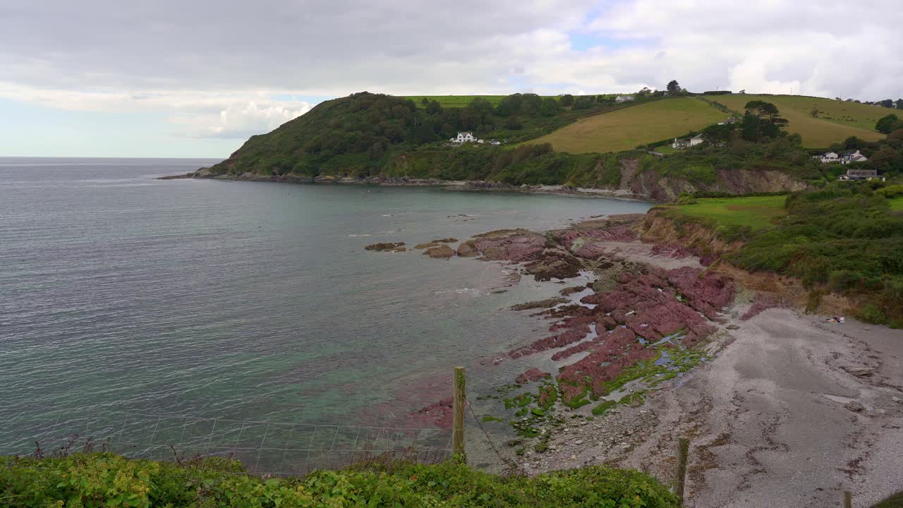 한때 밀수업자들이 사용했던 한적한 해변과 만