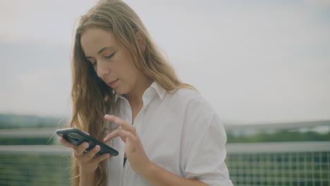 mujer comprando en línea teléfono inteligente