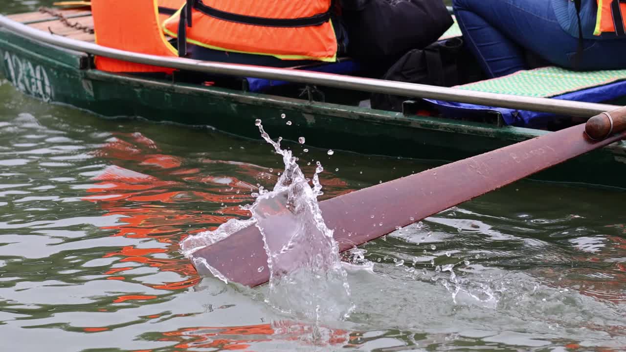 관광객 들 의 그룹 이 배 에 타고 사진 을 찍고 있다