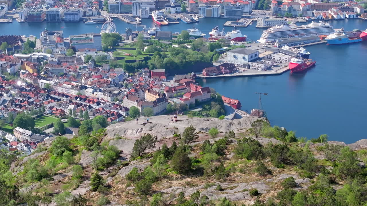 노르웨이 베르겐 시내와 항구의 아름다운 전망을 즐기는 사람들과 함께 스토드젤리벤과 샌드비크스필에서 드론으로 찍은 사진