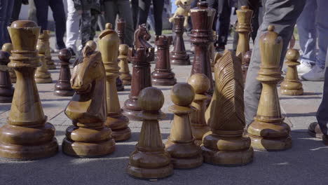 gente jugando y viendo un juego de estrategia de ajedrez gigante en el parque público de lugano 4k