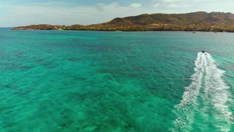 lancha rápida en el agua con montañas al fondo