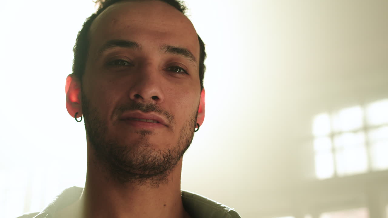 retrato de un hombre en el interior