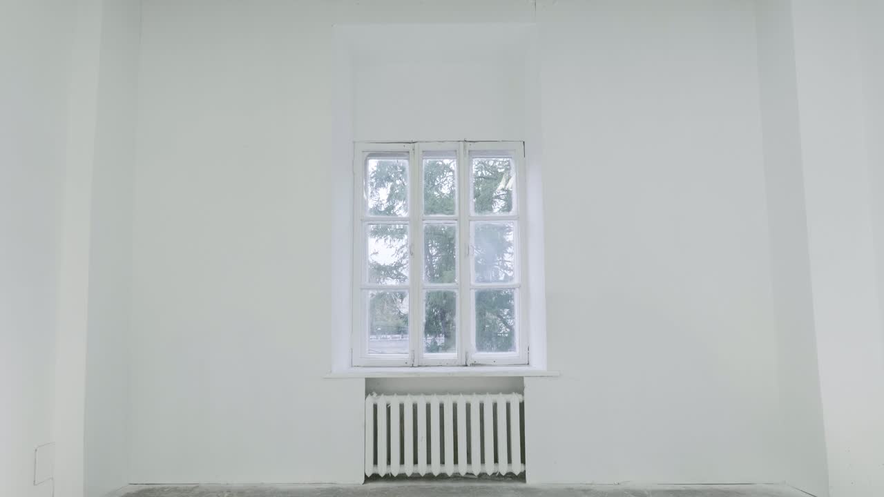 белая комната с окном