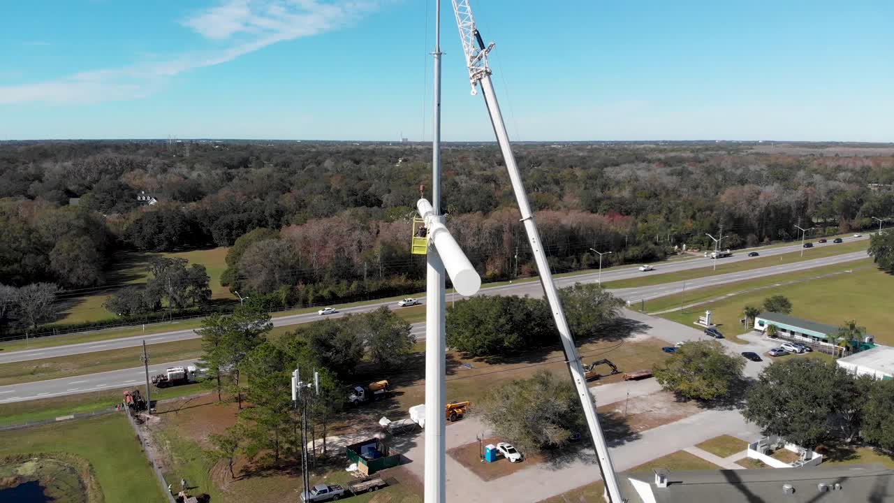 torre de telefonía celular disfrazada de cruz de iglesia