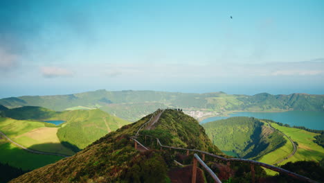 Malerische-Aussicht-Vom-Aussichtspunkt-Miradouro-Mit-Blick-Auf-Die-Vulkanische-Seenlandschaft-Boca-Do-Inferno-Auf-Der-Insel-Sao-Miguel-Auf-Den-Azoren