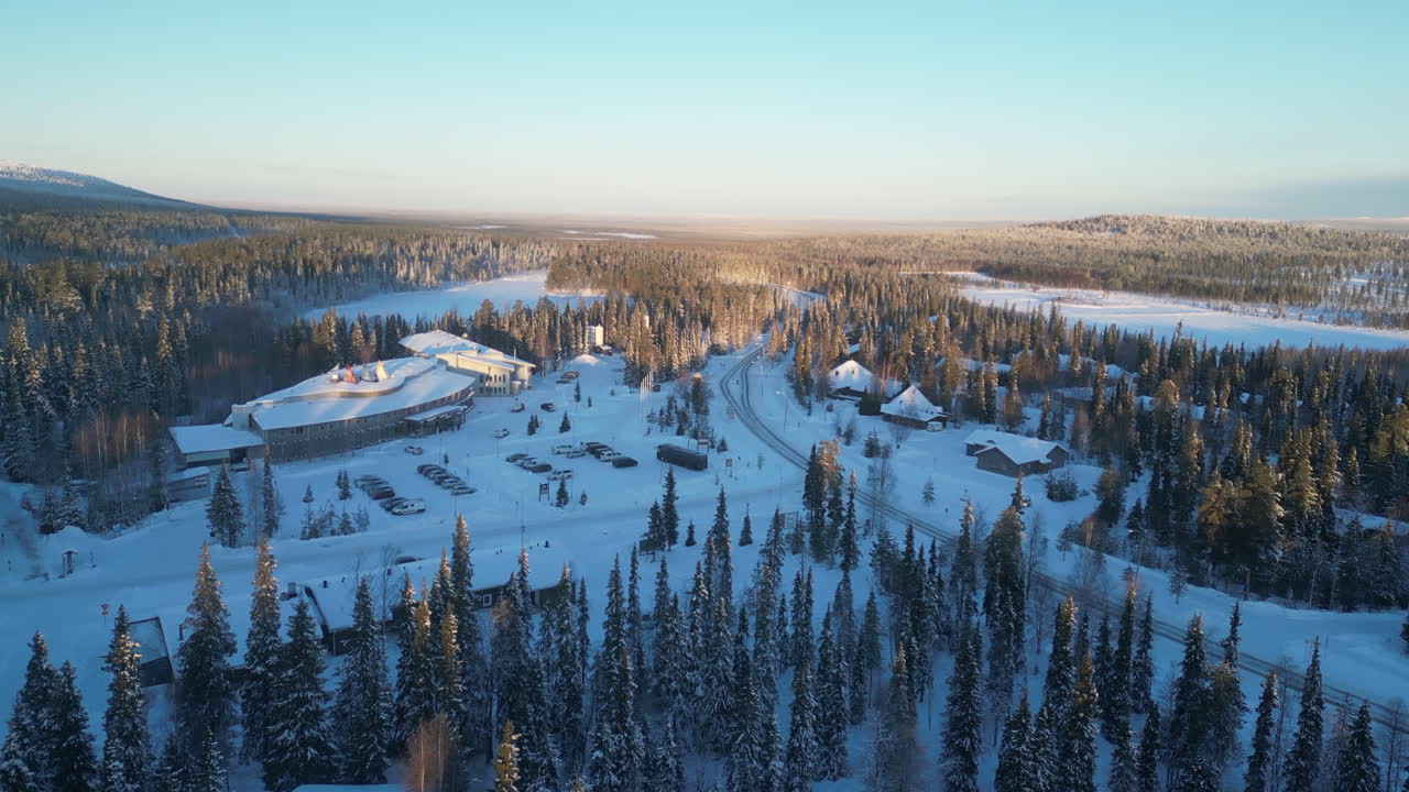 Droneopptak av Luosto, Finland, i Lappland, Arktisk sirkel om vinteren