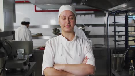 Portrait-of-caucasian-female-chef-with-arms-crossed-looking-at-camera