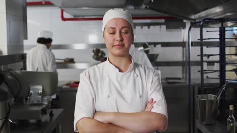 retrato de una chef caucásica con los brazos cruzados mirando a la cámara