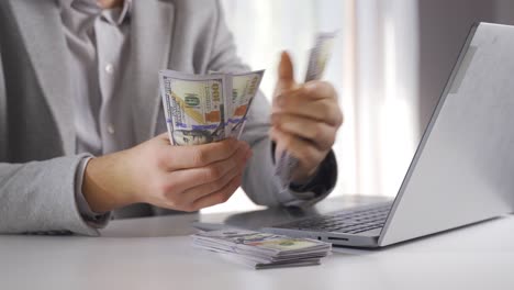 el hombre cuenta dólares y miradas. finanzas e inversiones.