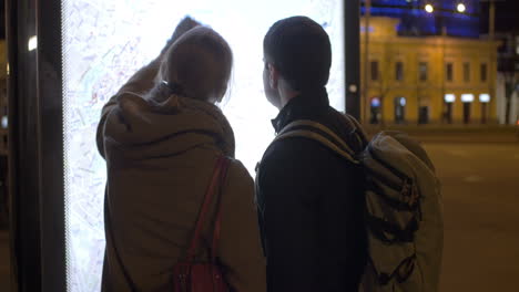 Turistas-Comprobando-La-Ruta-De-La-Plataforma-Con-El-Mapa-De-Calles.