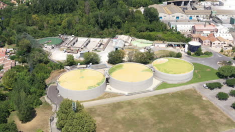 Planta-De-Tratamiento-De-Aguas-Residuales-En-L&#39;isle-sur-la-sorgue-Francia-Día-Soleado-Aéreo