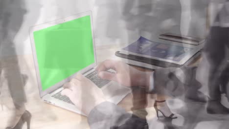 animación de manos usando una computadora portátil con pantalla verde sobre pasajeros acelerados caminando en un edificio moderno