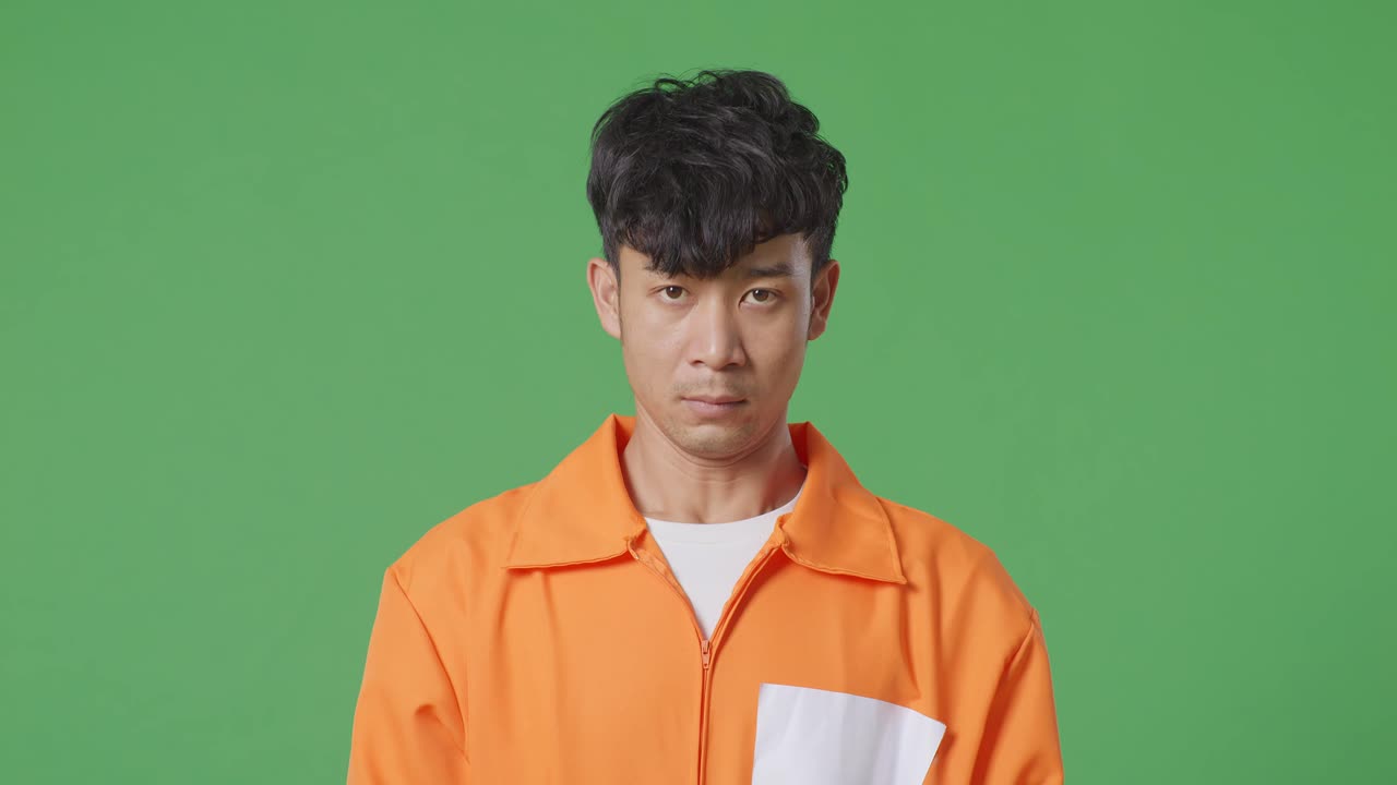 오렌지색 스웨터를 입은 남자