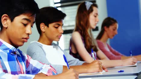 Estudiantes-Estudiando-En-El-Aula