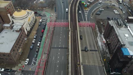 tráfico del puente de williamsburg en cámara lenta en la ciudad de brooklyn nueva york