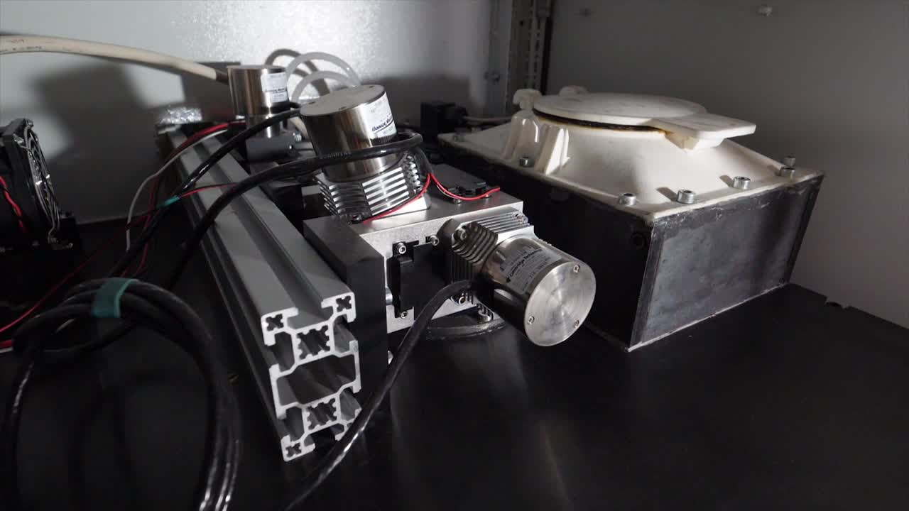 vista de cerca de equipos científicos avanzados dentro de un entorno controlado