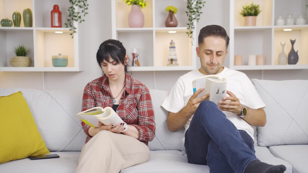 남편과 아내가 함께 책을 읽고 행복하고 평화로운 부부입니다.