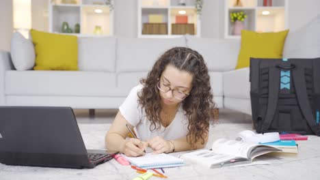 una estudiante muy atenta.