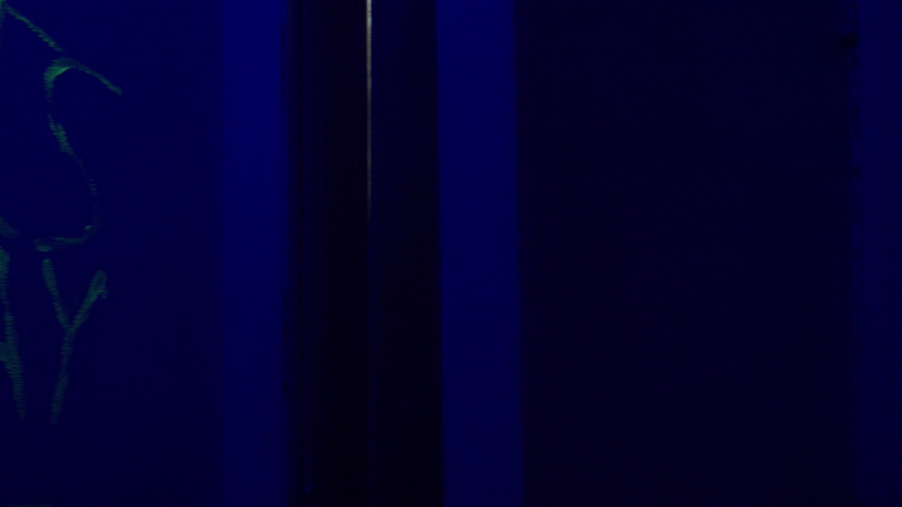 슬로우 모션:할로윈 동안 검은 조명과 스트로브, 마네킹, 해골, 광대, 사악한 토끼, 으스스한 디자인으로 소름 끼치는 유령의 집 내부