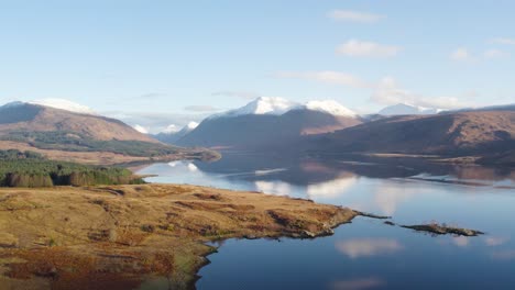 Imágenes-Aéreas-De-Drones-Volando-Lentamente-A-Través-Y-Hacia-Abajo-De-Glen-Etive-En-Invierno-Sobre-Loch-Etive