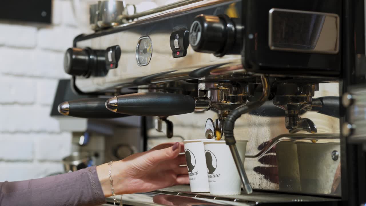 Membuat kopi dengan mesin. Barista menggunakan mesin kopi untuk membuat kopi di kafe.