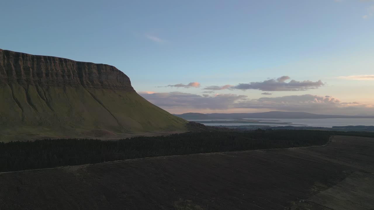 impresionante puesta de sol en benbulbin - montaña de la mesa irlandesa - co