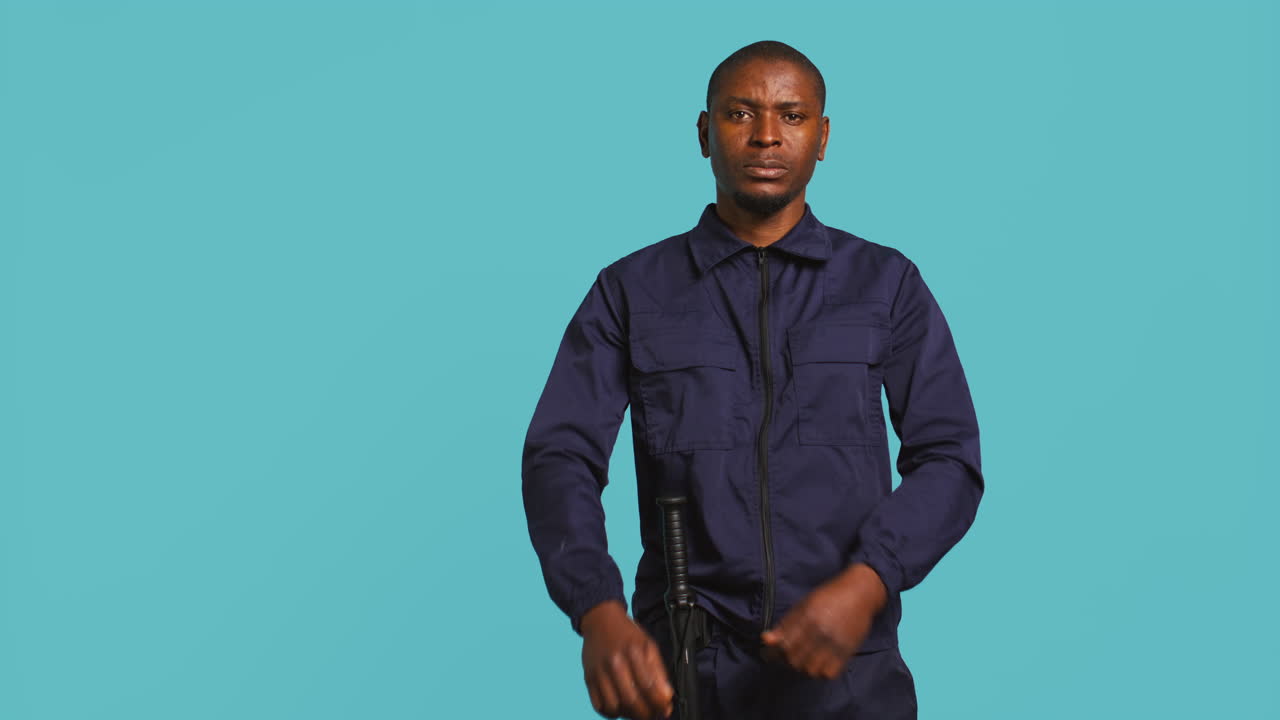 배정 된 포스트 를 확보 하는 미소 짓는 보안 요원 의 초상화