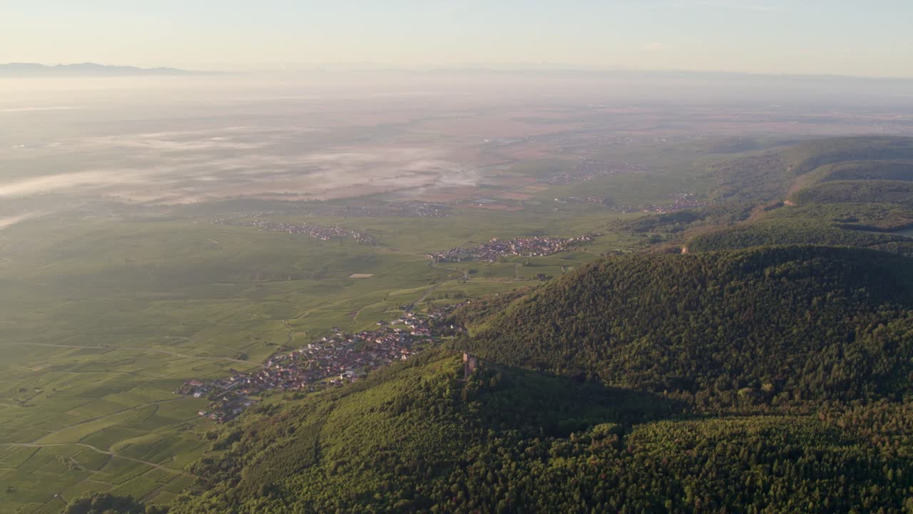 Alba nebbiosa sulla campagna e il paese di Eguisheim