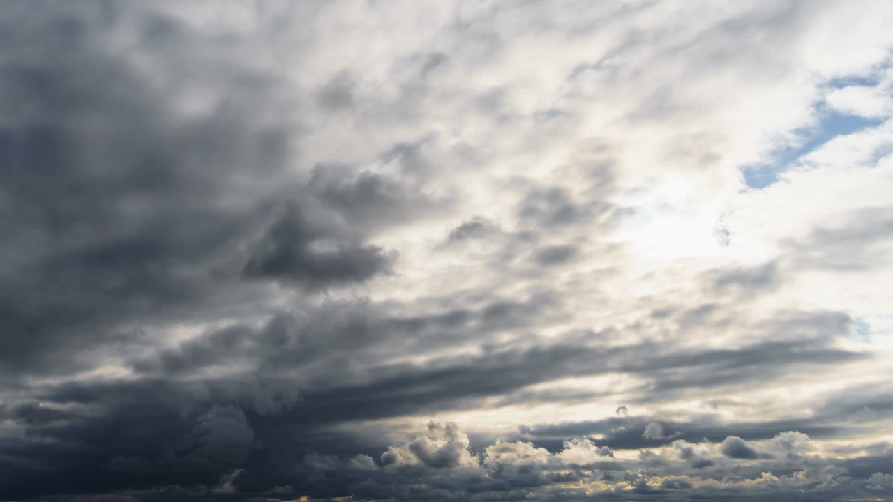 hermoso cielo oscuro dramático con nubes tormentosas el tiempo transcurre antes de la lluvia