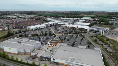 disparo de dron en movimiento lento del complejo comercial hr westwood cross en thanet