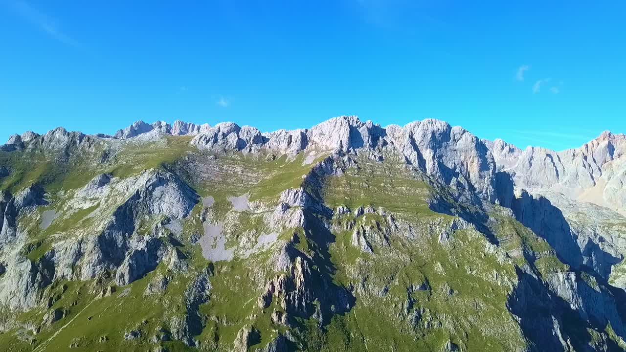 Natur: I Picos de Europa indtager naturen scenen, mens dronen fanger den utæmmede vildmark.