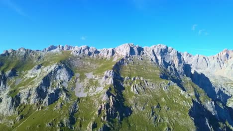 naturaleza: en picos de europa, la naturaleza ocupa el centro del escenario mientras el dron captura el desierto indomable