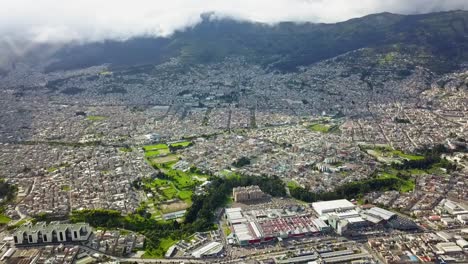 vista aérea de quito, ecuador