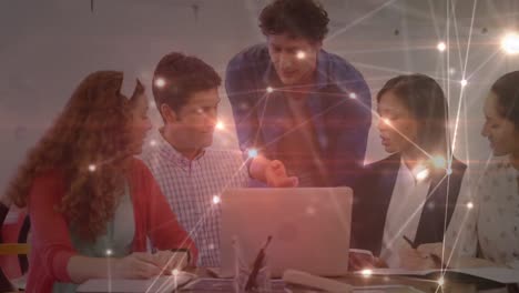 animación de la red de conexiones entre diversos compañeros de trabajo masculinos y femeninos en la oficina