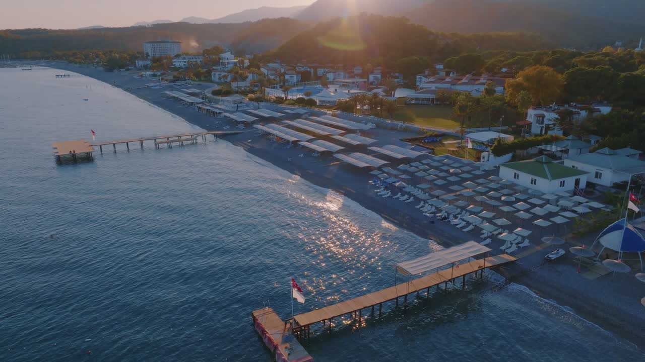 hermoso balneario al atardecer