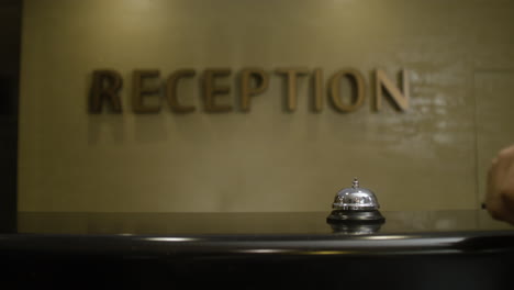 recepcionista hablando con los huéspedes en el hotel