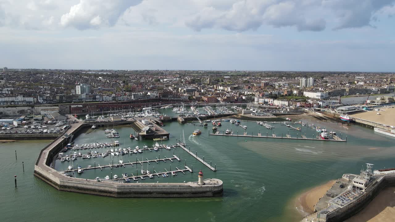 ramsgate harbour kent uk aéreo pan 4k material de archivo