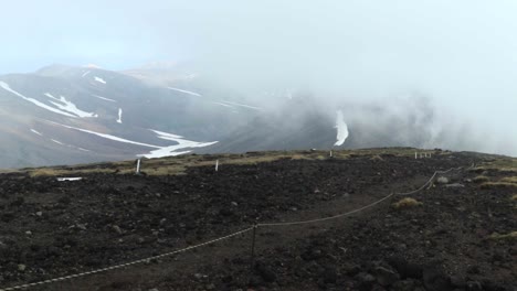 La-Niebla-Se-Eleva-Desde-El-Valle-Cerca-Del-Monte-Asahidake-En-Japón-Con-Un-Sendero-Vacío-Para-Caminar