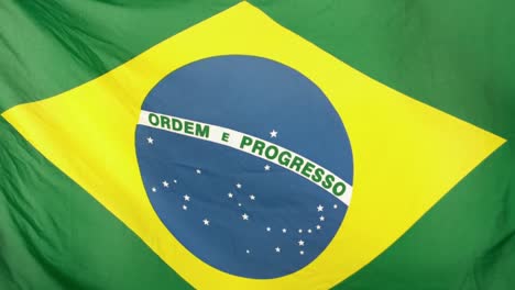 la bandera brasileña soplando