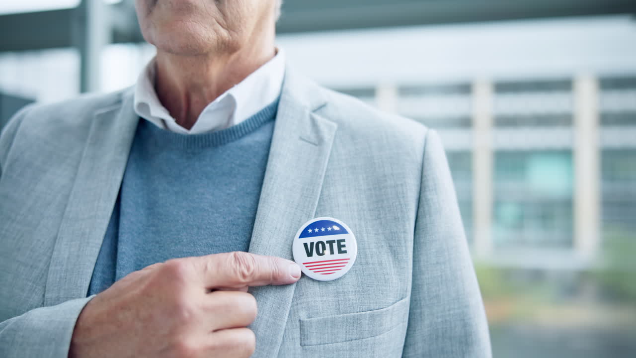 manos, voto pin y hombre en el referéndum de ee.uu.