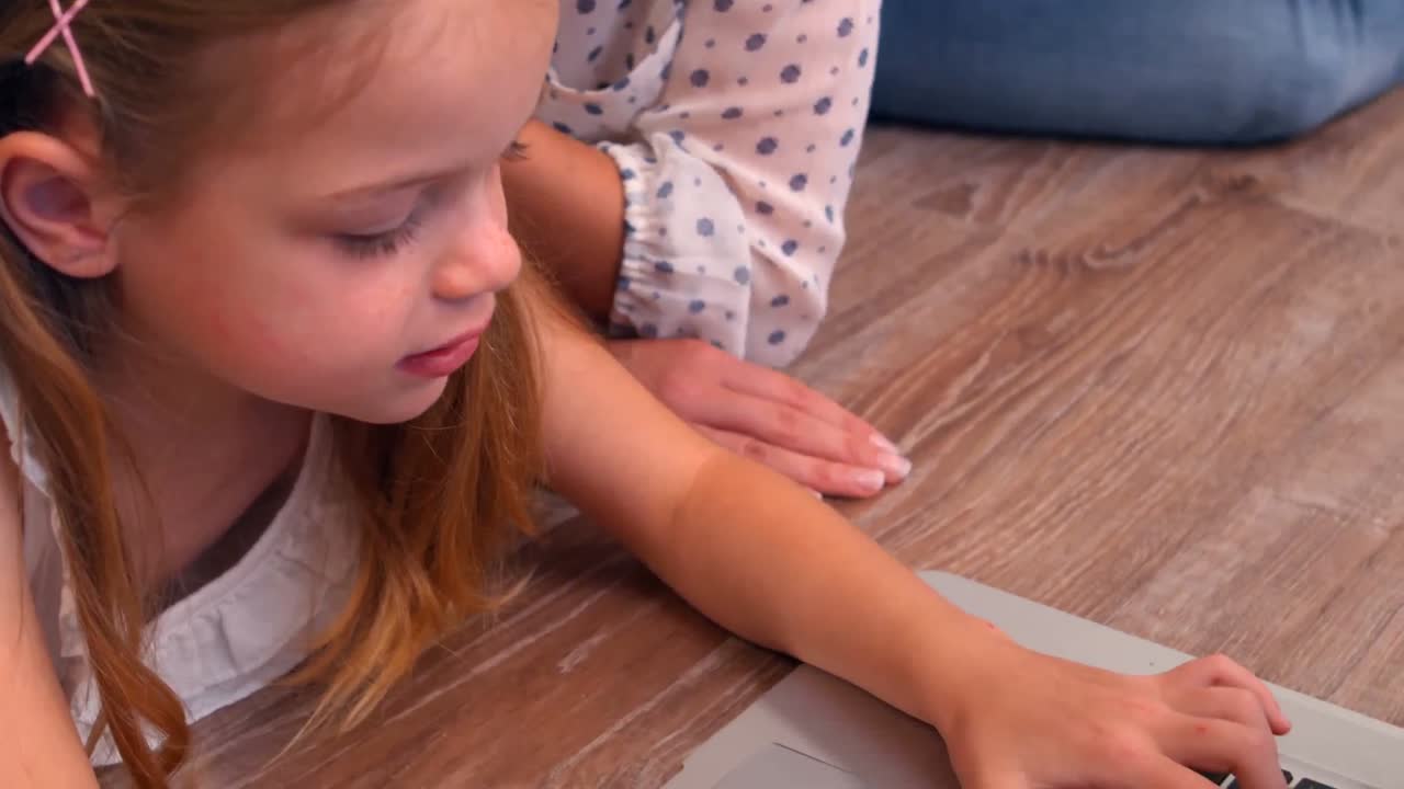 madre e hija usando una computadora portátil