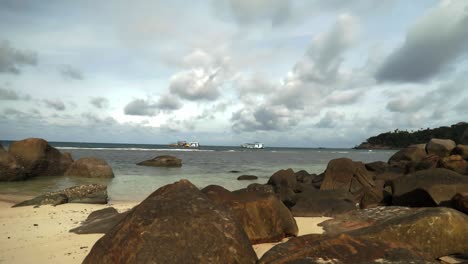 Mirando-Las-Nubes-En-La-Playa-En-Tailandia