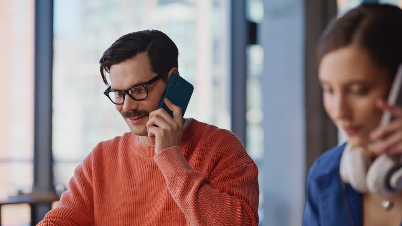 Addetti all'help desk che parlano al telefono aiutando i clienti da remoto, primo piano
