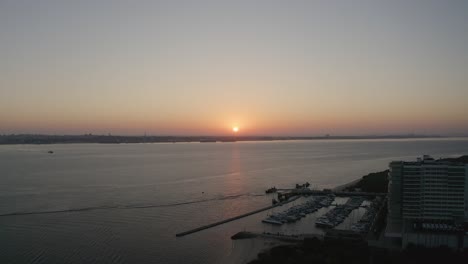 Weite-Sicht-Auf-Die-Aufgehende-Sonne-Hinter-Dem-Meer-Und-Der-Stadt-In-Portugal