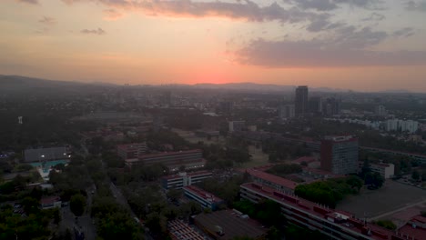 Rasante-Zeitreise:-Hyperlapse-Erlebnis-Der-Stadt-Im-Süden-Mexikos-Und-Ihrer-Universität