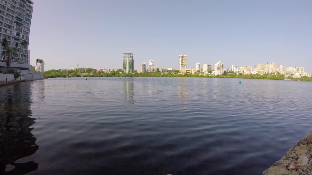 아름다운 화창한 날 석호 위의 작은 파도