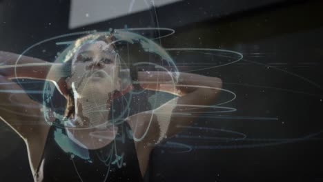 rastros de luz sobre el globo giratorio contra la mujer afroamericana en forma volviendo su cabello