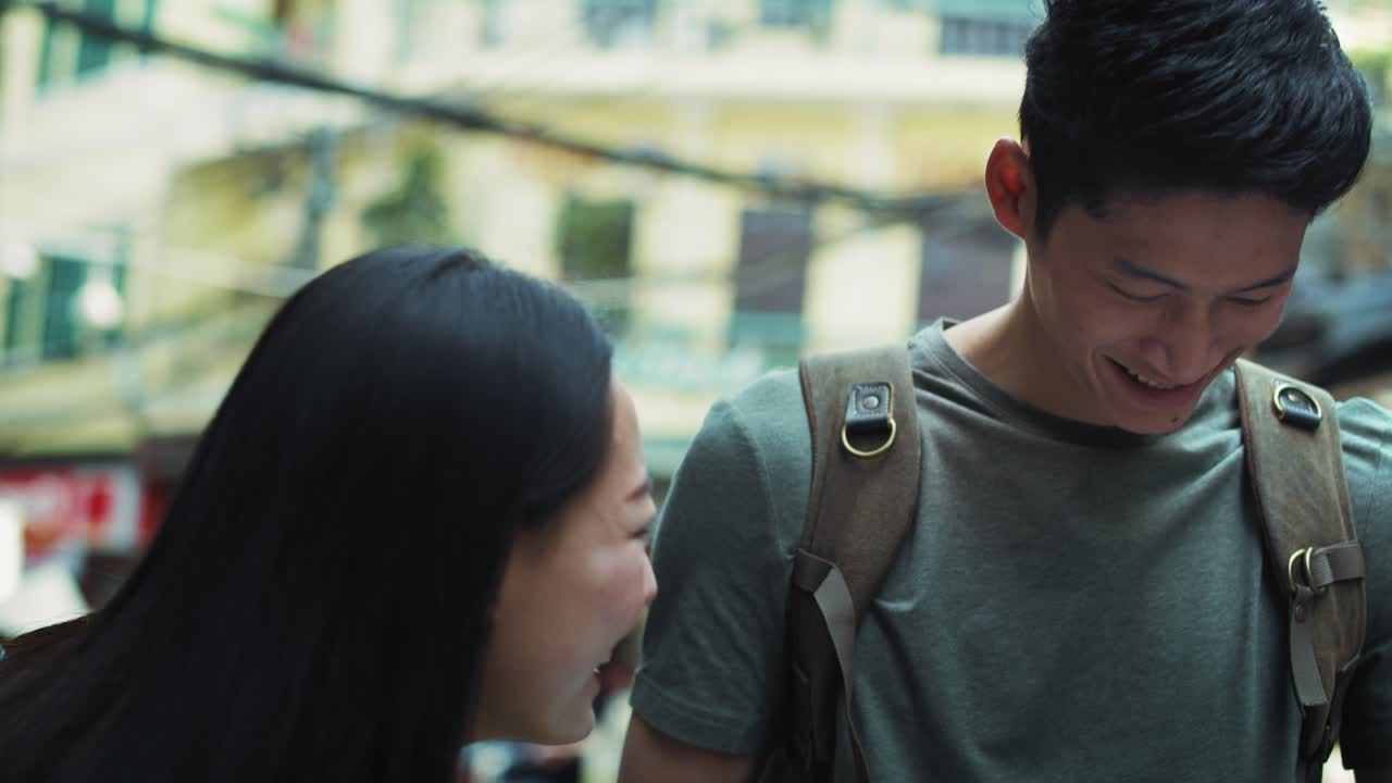 vista de mano de una pareja en busca de lugares interesantes para visitar